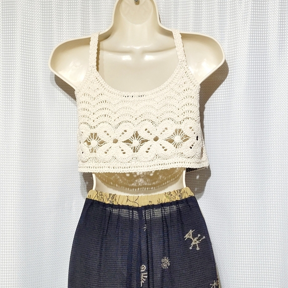 SHEIN Floral Crochet Crop Halter Top (4 / S) - Picture 2 of 8